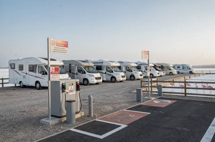 Aire de services pour camping-cars à Saintes-Maries-de-la-Mer avec bornes de remplissage et vue sur la Camargue