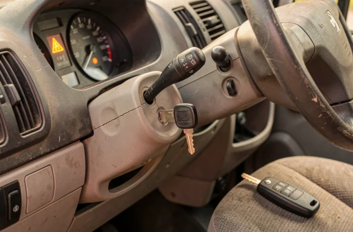 Clé de contact et témoin d'antidémarrage sur le tableau de bord d'un Peugeot Boxer