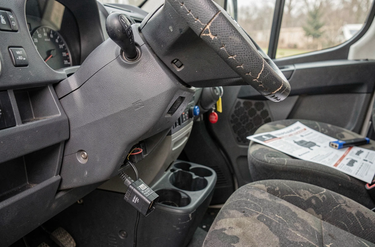 Outil de diagnostic OBD branché sur le tableau de bord d'un Peugeot Boxer pour désactiver l'anti-démarrage