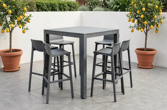 Table haute de jardin en aluminium avec tabourets de bar extérieurs sur terrasse carrelée